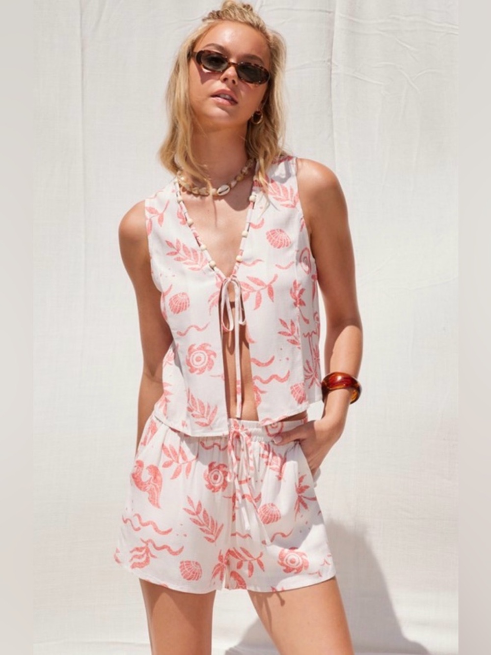 157. Sleeveless Tie-Front Floral Print Romper in pink and White